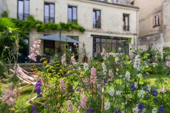 Jardin de 350m2 - avec pleine de fleur, fruit et tomates