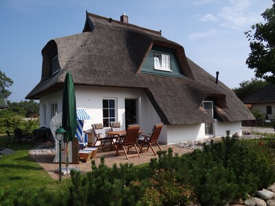 House thatched with reet with separate ground in quiet, central location
