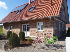 Fachwerkhaus mit Eingangsbereich und landschaftstypischem Garten