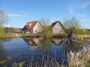 Teichlandschaft trifft Fachwerk-Landhäuser