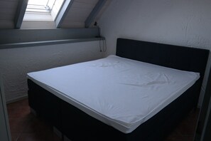 Boxspringbett 180*200 im Schlafzimmer mit einem Topper und getrenntem Unterbau