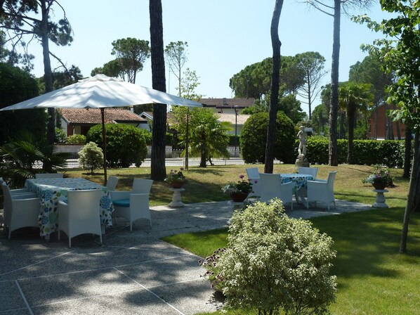 Gartenanlage mit Terrasse