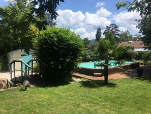 petit pont sur bassin  et piscine