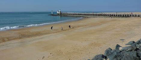 A deux pas de la plage centrale et de l'estacade du port