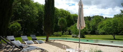 Vue sur la piscine depuis la terrasse