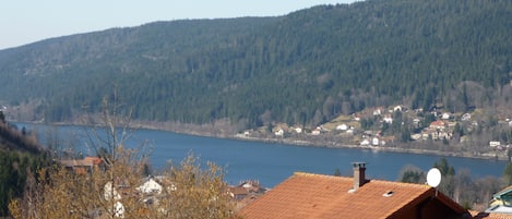 Trés belle vue sur le lac depuis la location 