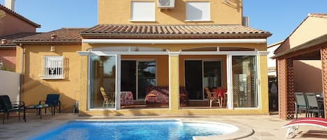 Villa sur 2 niveaux, vue sur piscine et loggia de 25 m²