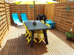 Cour terrasse en bois, fermée, indépendante