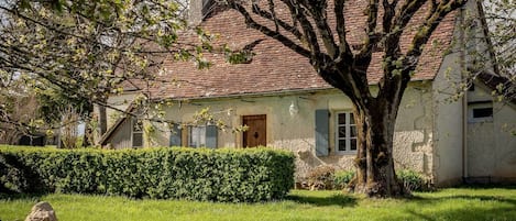 Façade avant du gîte avec vue sur l'espace jardin privatif