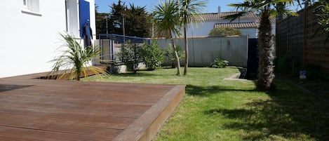 Terrasse en bois de 35 m2 sur un jardin clos de 100m2 orienté Sud-Ouest