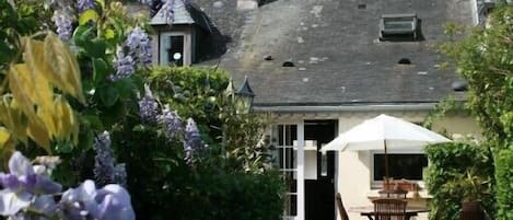 Maison et terrasse vue du jardin