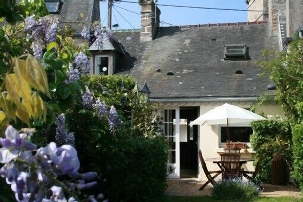 Maison et terrasse vue du jardin