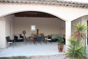 terrasse couverte avec salon de jardin