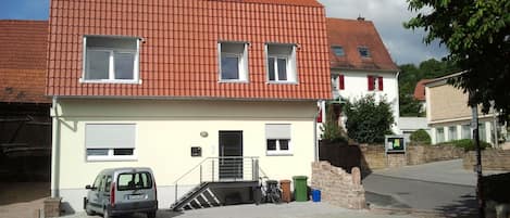 Das Haus mit Parkplatz vor der Tür