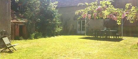 Le jardin 
Nom de la maison : "Longère de Charme à 11km de Sancerre"