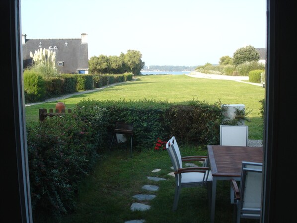 Vue sur mer et le jardinet de l'entrée de la maison le matin