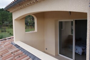 chambre de maître avec terrasse privative, salle de bains et W.C