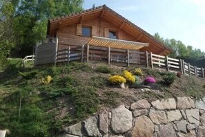 le chalet qui domine la vallée,
exposition plein sud dans un endroit très calme