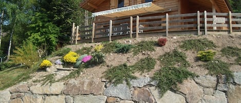 Le chalet "la cafouratte"
sa terrase qui domine avec store électrique.