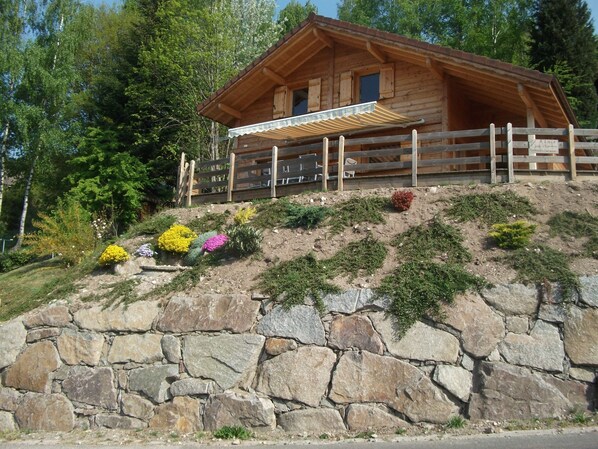 Le chalet "la cafouratte"
sa terrase qui domine avec store électrique.