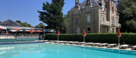 Piscine de la résidence Ker Juliette devant la demeure historique ( bureaux de )