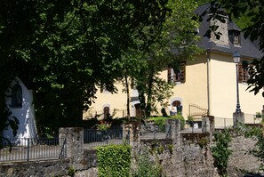 la maison avec jardin arboré