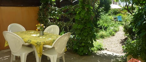 Terrasse  dans verdure
protégée soleil-vent