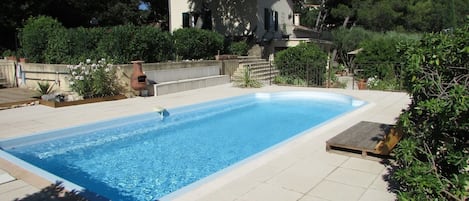 Grande piscine ombre et soleil, avec dispositifs de sécurité et transats