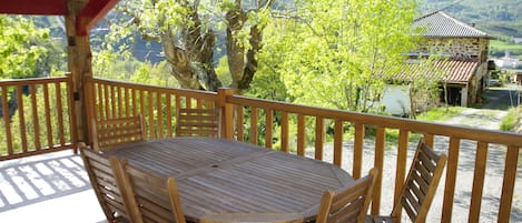 la terrasse de 18 m2 avec vue sur les montagnes