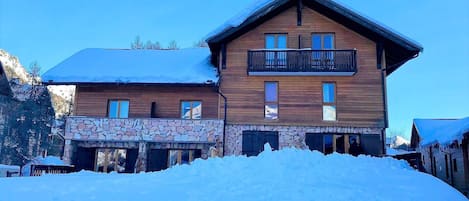 Triplex: pièce de vie sur terrasse, puis 2 chambres avec salle de bain par étage