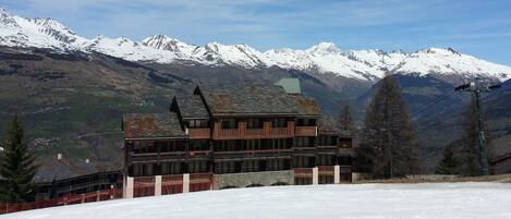 Vue de la résidence depuis la piste