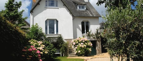 facade de la maison sur rue