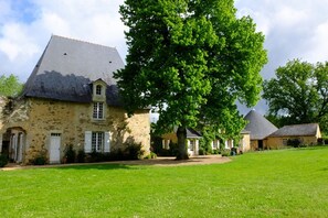 Vue du pavillon, du logis et de la tour