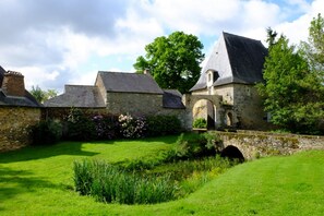 extérieur et pont d'entrée au printemps