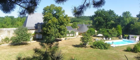 vue d'ensemble des deux maisons , de la piscine et du parc fermé (avant 2020)