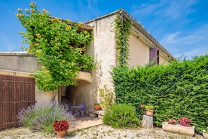 Rez de chaussée avec terrasse privée et salon de jardin 