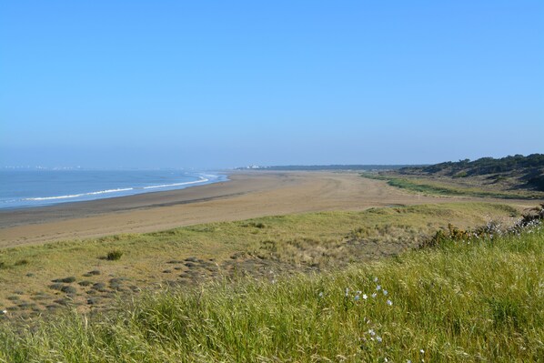 La plage vue de la maison côté droit