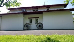 Le coté nord de la maison avec en rdc les fenêtres des salles d 'eau.