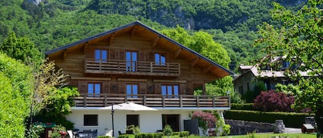 Vue extérieure, la terrasse de l'appartement est au niveau du parasol