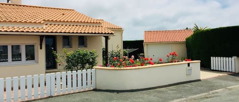 façade maison  possibilité d'entrée la voiture  