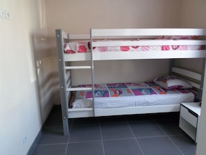 chambre avec lits superposés de 0.90 cm, 1 télé