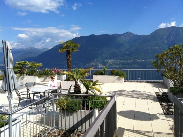 Entspannen Sie sich auf der Sonnenterrasse mit Panorama-Blick auf See und Berge