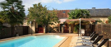 La piscine et terrasse