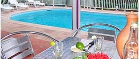 Un petit punch sur la terrasse ou dans la piscine?