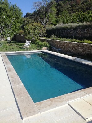 Piscine et coin détente à l'ombre du figuier (à gauche).