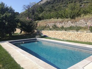 La piscine attenante au gîte (7,5x3,5).