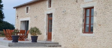 Vue sur la terrasse en façade du gîte