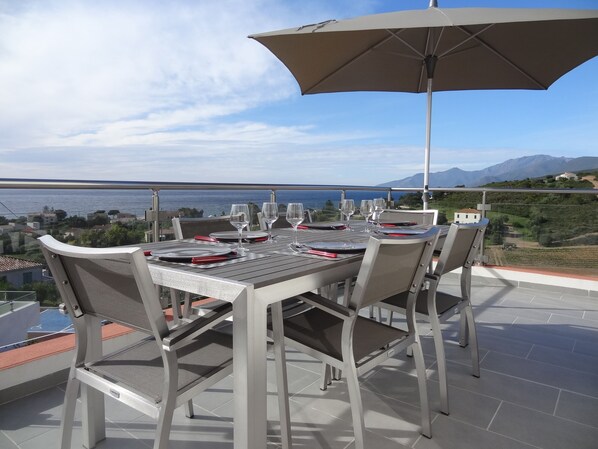 sur la terrasse face à la mer