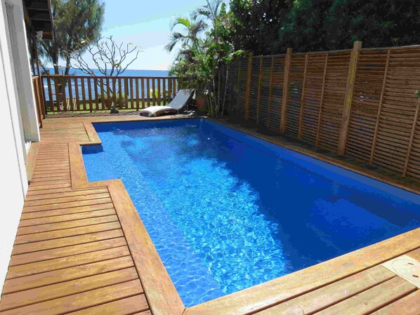 piscine et vue mer