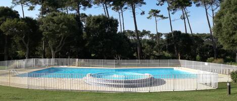 Appt avec piscine en bord de golf, à 500 m de la plage